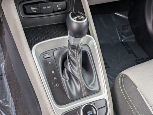 Used 2025 Hyundai Venue SEL FWD image 19