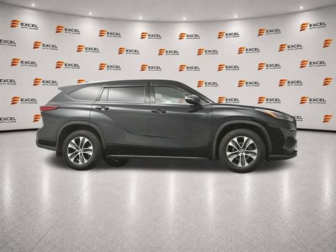Used 2022 Toyota Highlander XLE AWD/4WD image 42