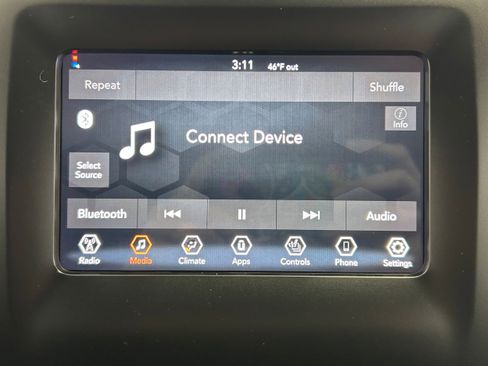 Used 2019 Jeep Cherokee Latitude Plus w/ Cold Weather Group AWD/4WD image 6