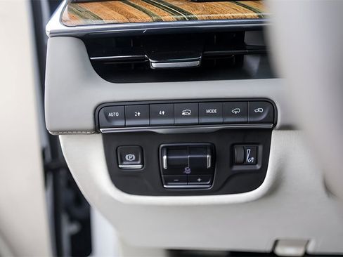 Certified 2023 Cadillac Escalade ESV Premium Luxury Platinum image 15