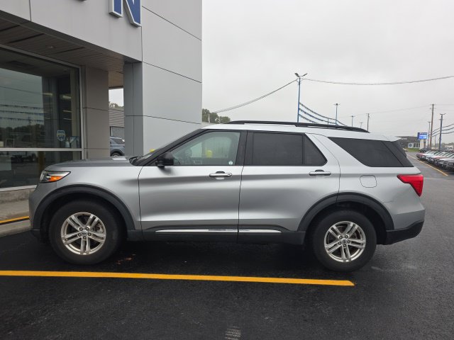 Used 2023 Ford Explorer XLT w/ Equipment Group 202A AWD/4WD image 2