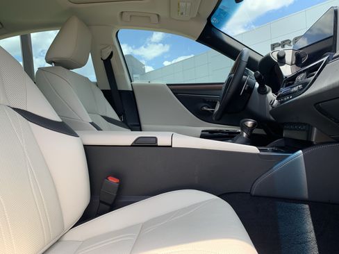 Used 2024 Lexus ES 300h w/ Technology Package FWD image 35