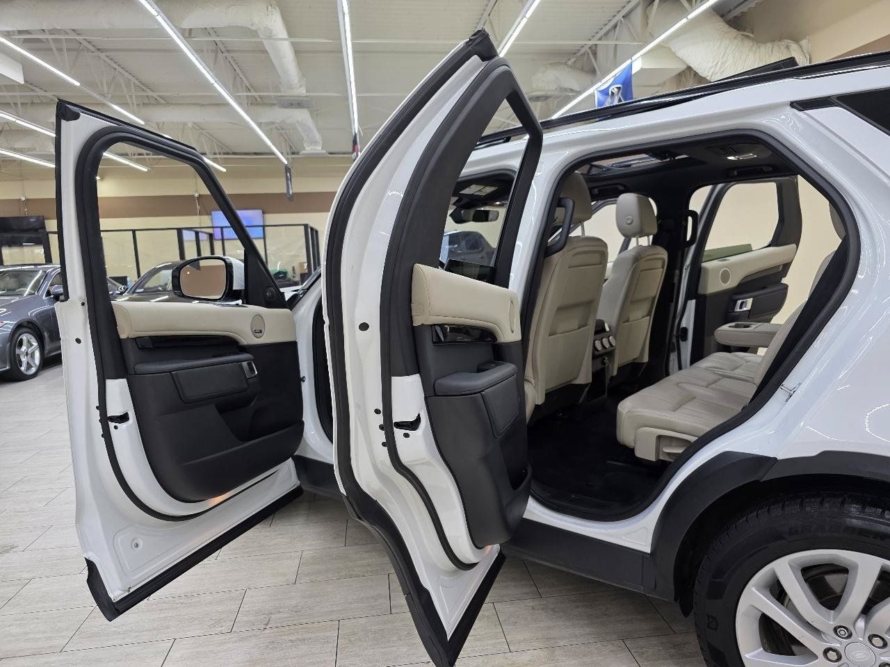 Used 2019 Land Rover Discovery SE AWD/4WD image 17