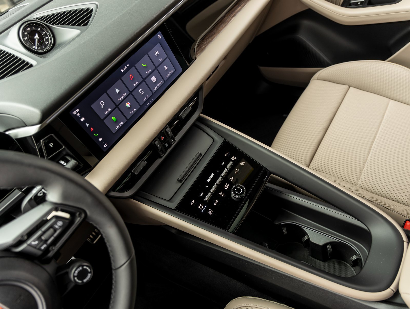 Certified 2025 Porsche Macan 4S Electric AWD/4WD image 32