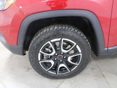 Used 2025 Jeep Compass Trailhawk AWD/4WD image 36