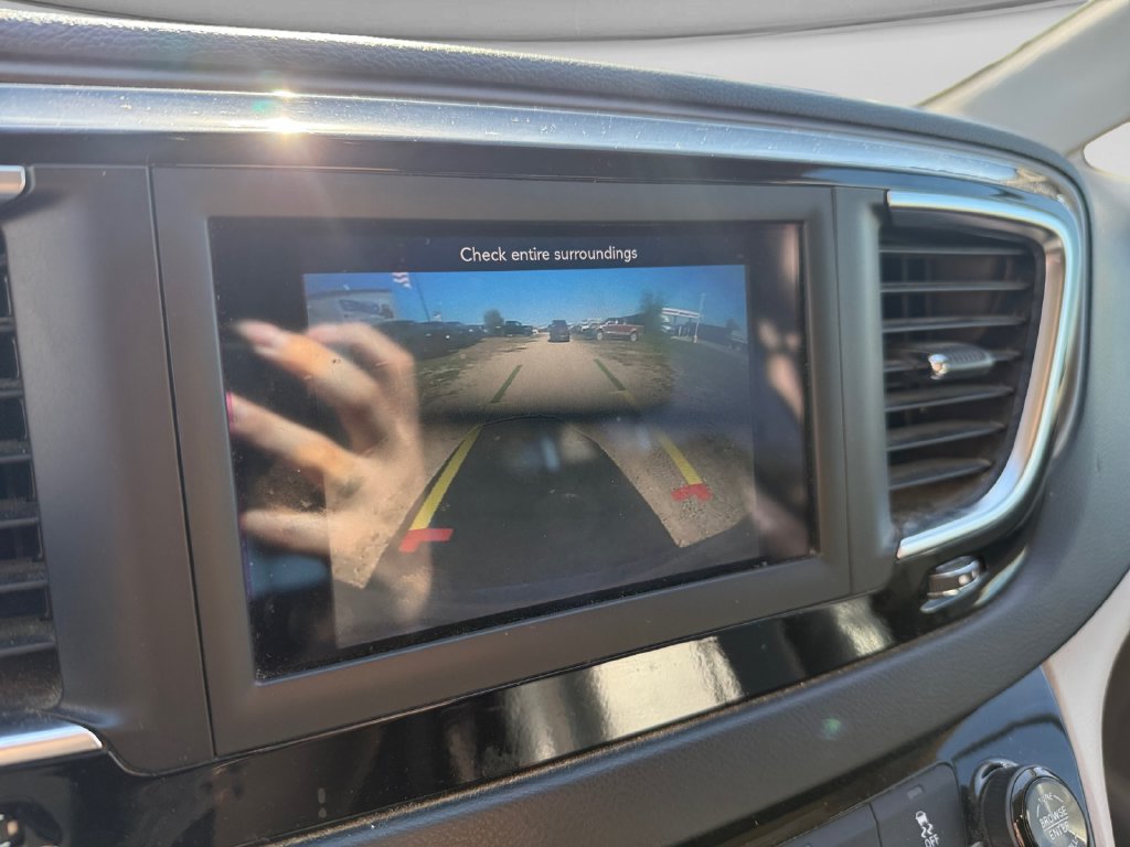 Used 2018 Chrysler Pacifica Touring-L FWD image 28