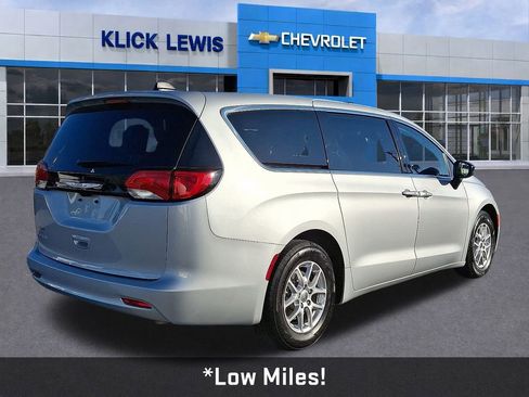 Used 2024 Chrysler Voyager LX image 8