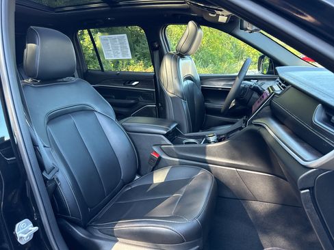 Used 2025 Jeep Grand Cherokee Limited w/ Luxury Tech Group II AWD/4WD image 36