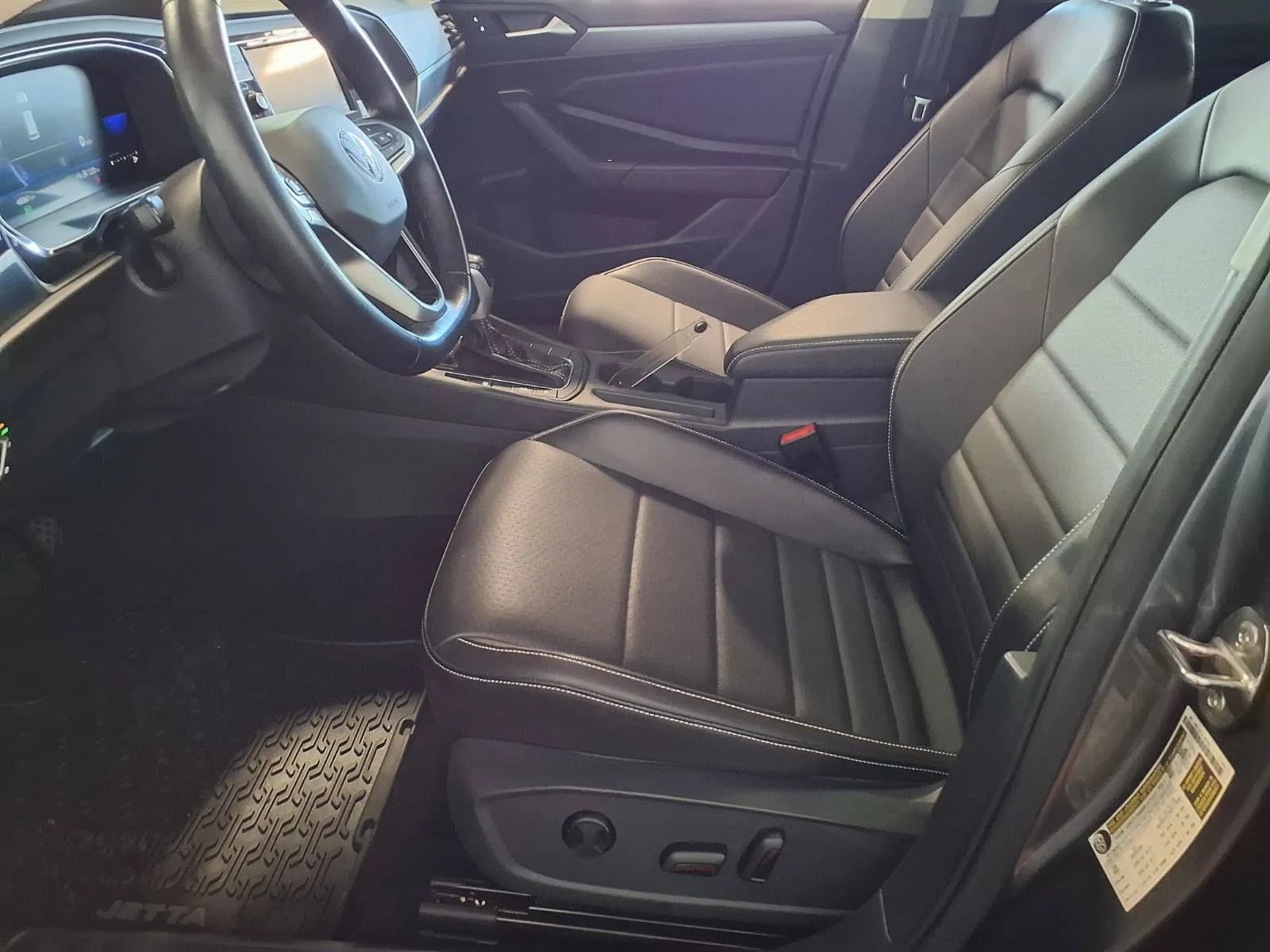 Used 2023 Volkswagen Jetta SE w/ Panoramic Sunroof Package FWD image 16