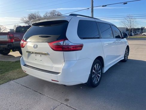 Used 2020 Toyota Sienna XLE image 5