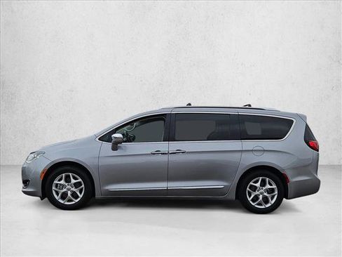 Used 2020 Chrysler Pacifica Limited image 9