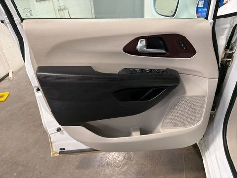 Used 2017 Chrysler Pacifica Limited image 7