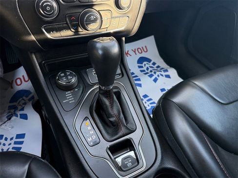 Used 2019 Jeep Cherokee Trailhawk image 21