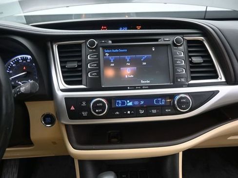 Used 2017 Toyota Highlander XLE FWD image 9