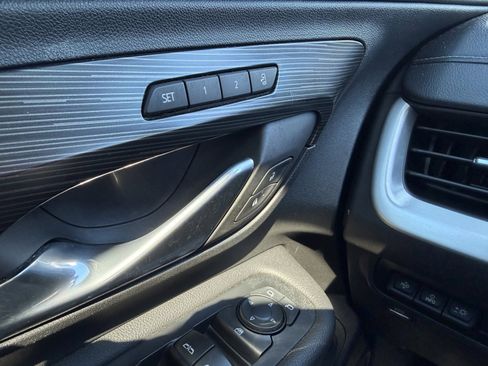 Used 2022 GMC Terrain SLT w/ Infotainment Package II image 26