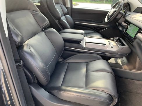 Certified 2025 Lincoln Navigator Reserve AWD/4WD image 12