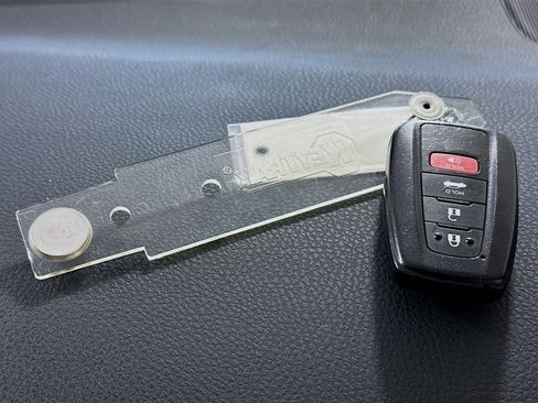 Used 2022 Toyota Camry SE w/ Convenience Package image 33