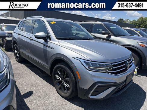 Used 2024 Volkswagen Tiguan SE w/ Panoramic Sunroof Package AWD/4WD image 1
