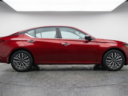 Used 2025 Nissan Altima 2.5 SV image 11