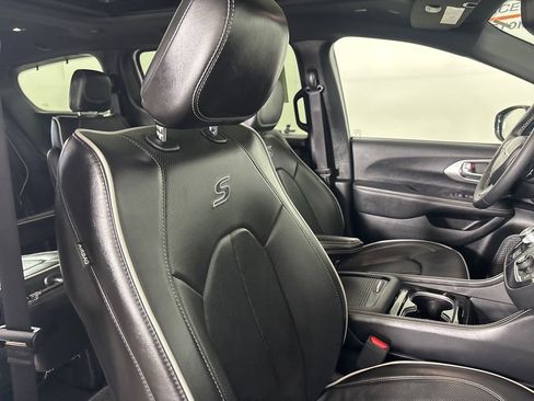 Used 2025 Chrysler Pacifica Limited image 26