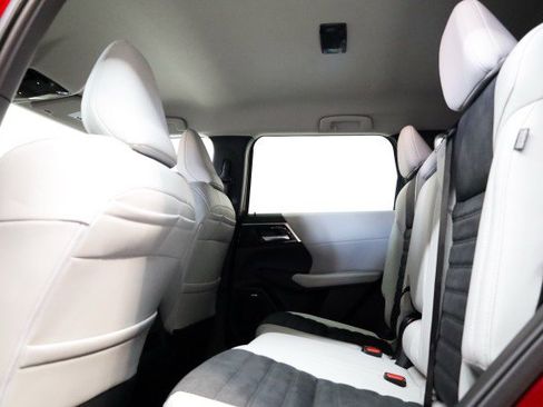 New 2025 Mitsubishi Outlander SE image 18