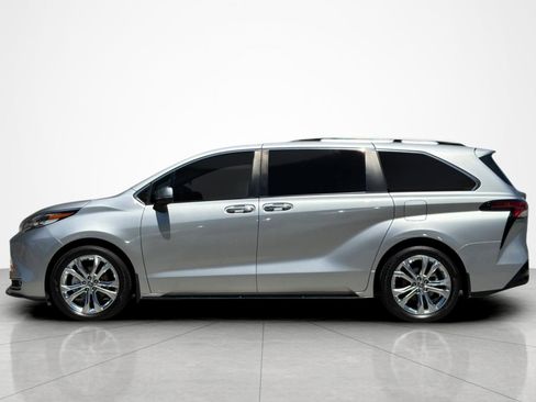 Used 2023 Toyota Sienna Platinum FWD image 2