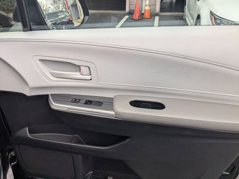 Used 2025 Toyota Sienna LE image 30