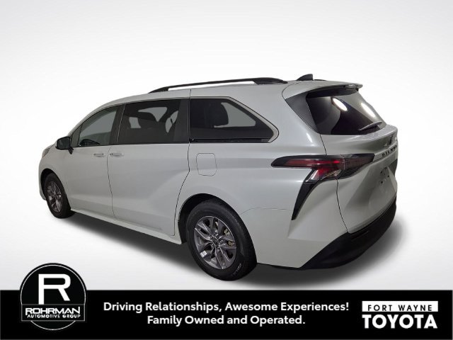 Used 2024 Toyota Sienna XLE FWD image 10