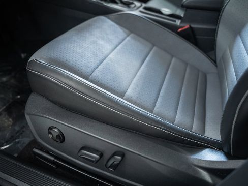 Used 2025 Volkswagen Jetta SE FWD image 30