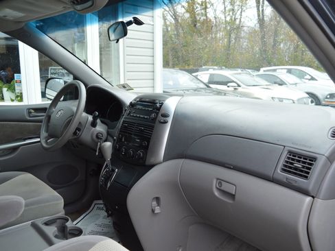 Used 2009 Toyota Sienna LE image 27