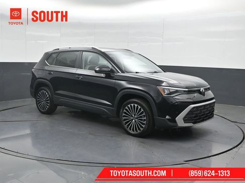 Used 2025 Volkswagen Taos SE FWD image 4
