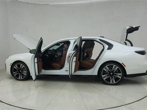 Used 2023 BMW i7 xDrive60 image 74