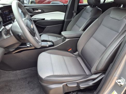 Used 2025 Chevrolet Trax LT FWD image 23
