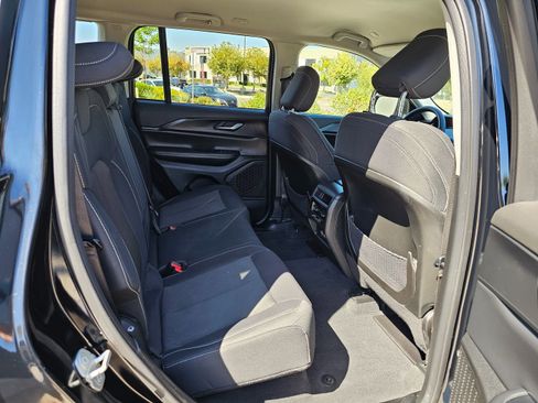 Used 2024 Jeep Grand Cherokee Laredo image 29