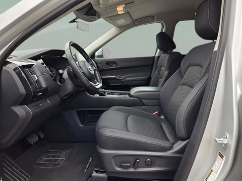 Used 2024 Nissan Pathfinder SV image 11