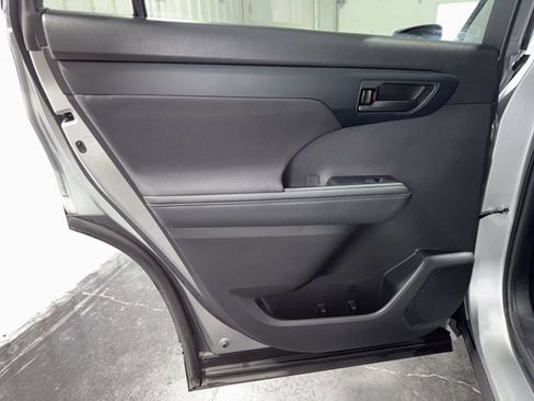 Used 2024 Toyota Highlander LE image 17