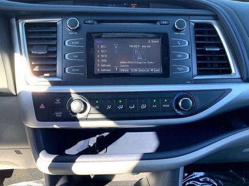Used 2019 Toyota Highlander LE image 11