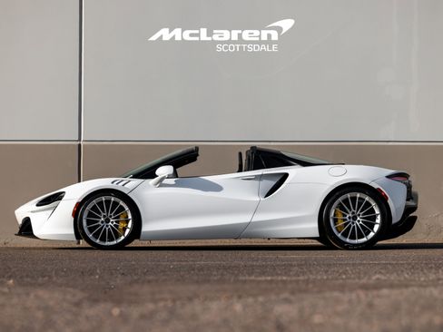 Used 2025 McLaren Artura Spider image 5