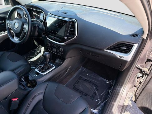 Used 2018 Jeep Cherokee Latitude Plus FWD image 12