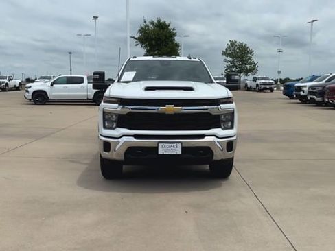 Used 2024 Chevrolet Silverado 2500 LT AWD/4WD image 3