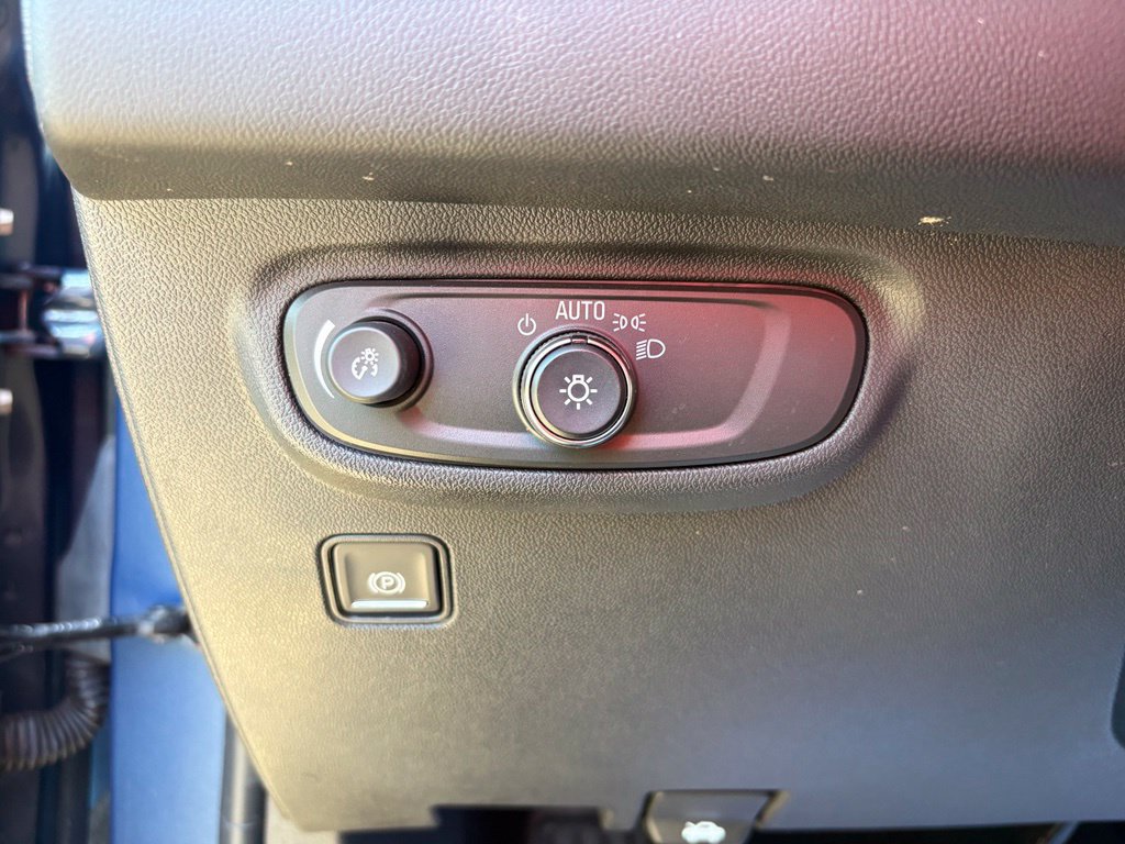 Used 2024 GMC Terrain SLE w/ Driver Convenience Package FWD image 18