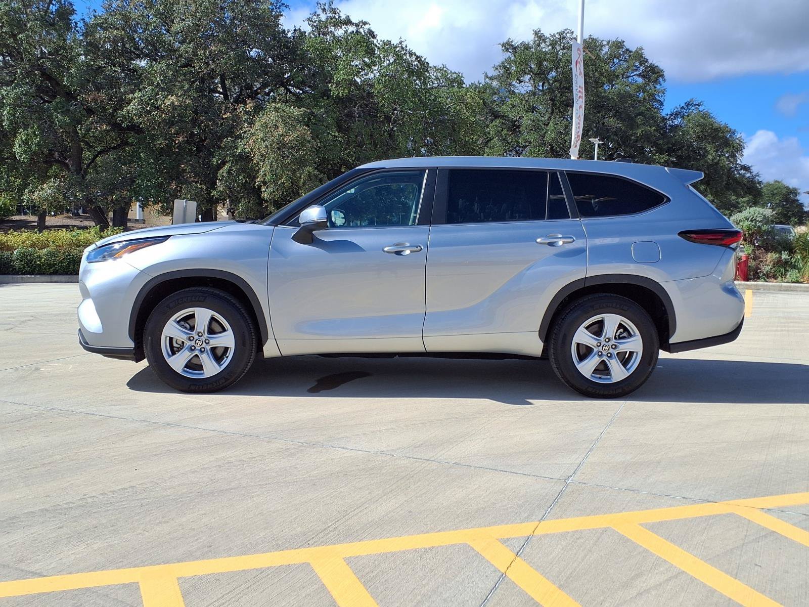 Certified 2025 Toyota Highlander LE FWD image 8