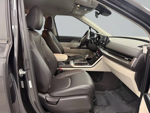 Used 2024 Kia Carnival LX FWD image 13