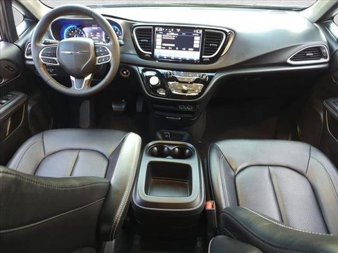 Used 2025 Chrysler Pacifica Select FWD image 16