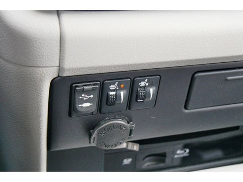 Used 2015 Toyota Sienna XLE Premium FWD image 24