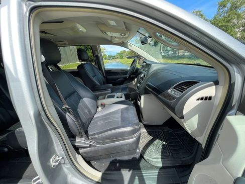 Used 2014 Chrysler Town & Country Touring FWD image 29