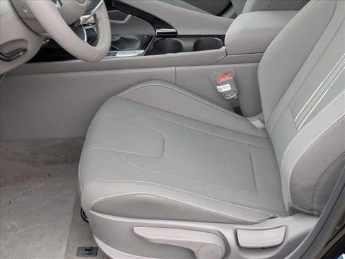 New 2025 Hyundai Elantra SEL image 4