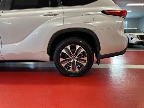 Used 2023 Toyota Highlander XLE AWD/4WD image 28