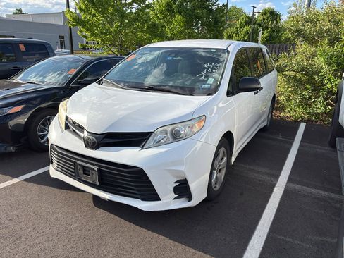 Used 2018 Toyota Sienna L image 3
