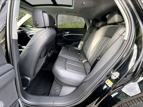 Used 2021 Audi e-tron Premium Plus w/ Premium Plus Package image 24